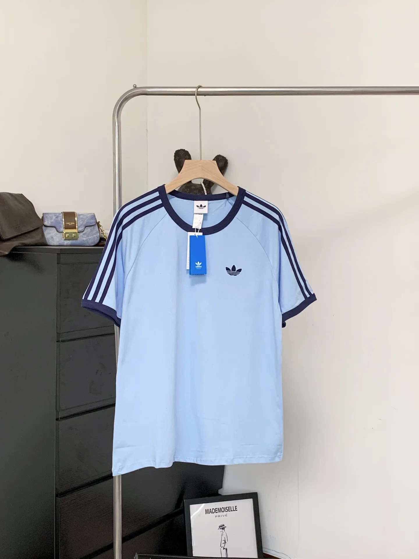(Evergreen model Dopamine) Adidas Clover Classic Contrast Color Short Sleeve Retro and Comfort Double Online The brand DNA is full: the iconic clover logo + three-stripe design on the shoulders, low-key showing a sense of sports fashion, contrasting edged collar + cuffs, with an American Retro film feel, saying goodbye to the monotony of basic models. Skin-friendly Breathable experience: Select high-quality pure cotton fabrics, soft and skin-friendly, moisture-wicking and sweat-wicking, suitable for daily wear, sports, and going out on the street. Three colors are available: refreshing Light Blue, Retro dark green, and gentle peach pink. Each style can whiten and reduce age, and easily capture the summer atmosphere. Style number: A 249# Color: Light Blue Bean Green Pink Size: S-2XL